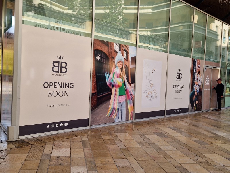 Pose de Grands Stickers Publicitaires sur Vitrine à Aix-en-Provence : Design Personnalisé & Rapidité - Art De Teinter