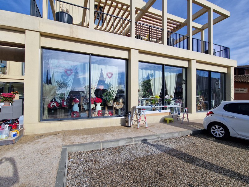 Caumont-sur-Durance : Pose de film Silver 44 XC sur la vitrine du fleuriste pour une protection thermique optimale