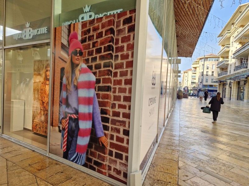 Habillage grand format d'une vitrine à Aix-en-Provence : pose rapide en 1/2 journée de stickers personnalisés pour un impact visuel maximal