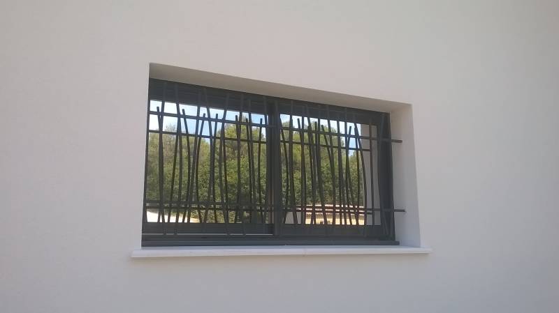 Appliquer votre film occultant pour fenêtres avec intimité renforcée, un design élégant entre Marseille et Avignon en PACA
