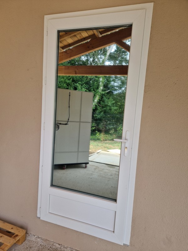 Pose de film sans teint sur les fenêtres et baies vitrées de la clinique vétérinaire Vet Aramon dans le Gard