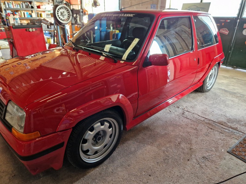 Rénovation complète : Film teinté anti-UV 65% sur mesure pour cette Renault Super 5 GT Turbo à La Fare les Oliviers